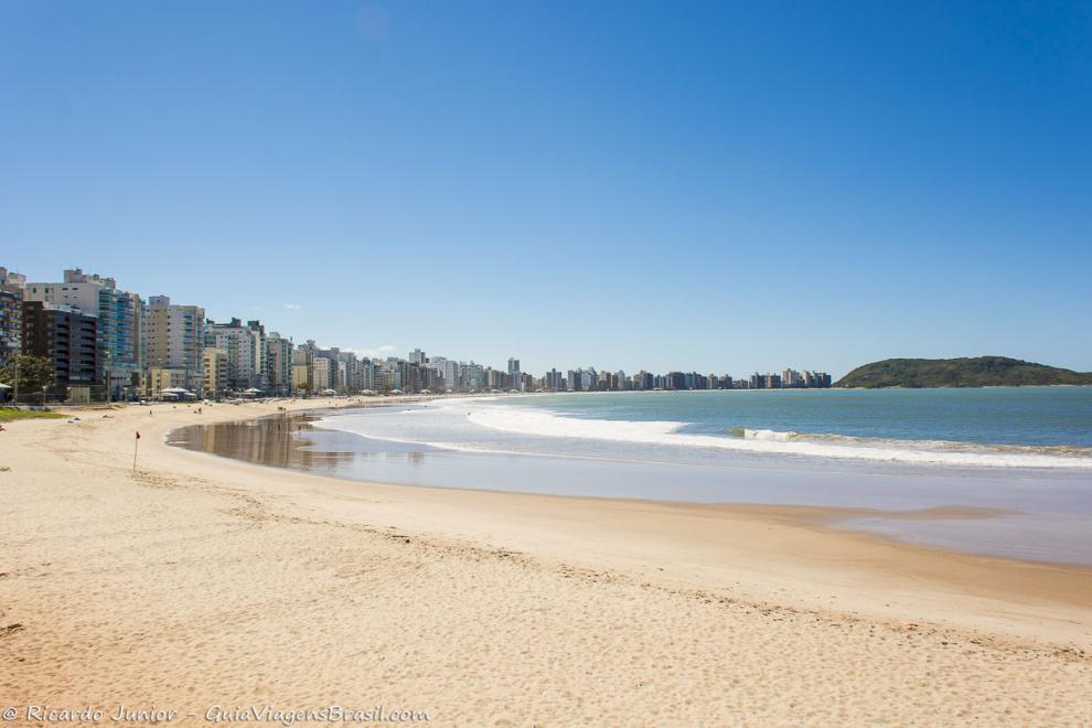 Imagem do mar azulado da Praia do Morro em Guarapari.